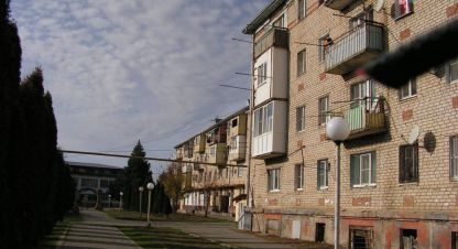 Продам квартиру 2-х комнатную с общей площадью 44.3м2, 3/4 эт., на улице Гагарина, г. Пок кавказский, Карачаево-Черкесия респ., Россия, агентство Джойнио. Фотография №1