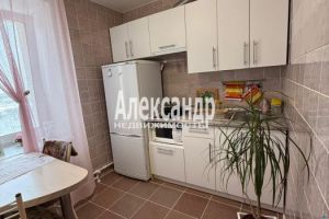 Продам квартиру 1 комнатную с общей площадью 33м2, 5/5 эт., на улице Ленинградская ломоносовский  виллозскоеское поселение  малое карлино 8 подъезд, Ломоносовский район, г. Малое карлино дер, Ленинградская обл., Россия, агентство Александр-Недвижимость