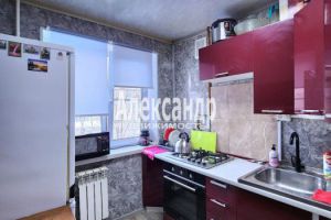 Продам квартиру 2-х комнатную с общей площадью 49.6м2, 4/5 эт., на улице Ленинградская, Киришский район, г. Кириши, Ленинградская обл., Россия, агентство Александр-Недвижимость