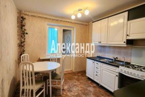 Продам квартиру 3-х комнатную с общей площадью 72.3м2, 4/9 эт., на улице Ленинградская кириши строителей, Киришский район, г. Кириши, Ленинградская обл., Россия, агентство Александр-Недвижимость