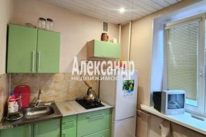 Продам квартиру 2-х комнатную с общей площадью 41.8м2, 4/5 эт., на улице Ленинградская кириши мира, Киришский район, г. Кириши, Ленинградская обл., Россия, агентство Александр-Недвижимость