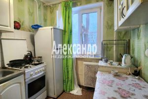 Продам квартиру 1 комнатную с общей площадью 30.5м2, 1/5 эт., на улице Ленинградская кириши школьный, Киришский район, г. Кириши, Ленинградская обл., Россия, агентство Александр-Недвижимость