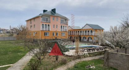 Купить дом 9-ти комнатную, 650.7 кв. м. Фотография №1 Продам дом 9-ти комнатный с общей площадью 650.7м2, на улице Береговая, г. Заозерное , Крым авт. респ., Россия, агентство Альфа Недвижимость. Фотография №1