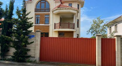 Купить коттедж/дачу 4-х комнатную, 291 кв. м. Фотография №1 Продам коттедж/дачу 4-х комнатную с общей площадью 291м2, на улице Набережная андрея первозванного, Гагаринский муниципальный окр район, г. Севастополь, Крым авт. респ., Россия, агентство Центр продаж НОВОСТРОЙКИ. Фотография №1