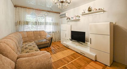 Продам квартиру 2-х комнатную с общей площадью 44.6м2, 1/5 эт., на улице Коммунистическая ул, г. Адыгейск, Адыгея респ., Россия, агентство Мореон Инвест. Фотография №1