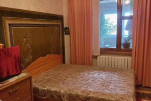 Продам квартиру 2-х комнатную с общей площадью 52.2м2, 2/5 эт., на улице Челнокова, г. Феодосия , Крым авт. респ., Россия, агентство АН Метр Крым Сочи