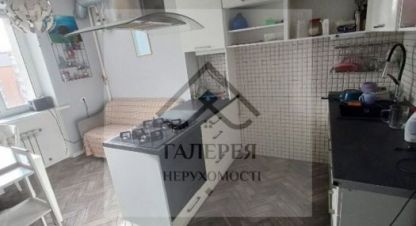Купить квартиру 5-ти комнатную, 144 кв. м. Фотография №1 Продам квартиру 5-ти комнатную с общей площадью 144м2, 9/10 эт., Подольский район, г. Полтава , Полтавская обл., Украина, агентство АН Галерея недвижимости. Фотография №1
