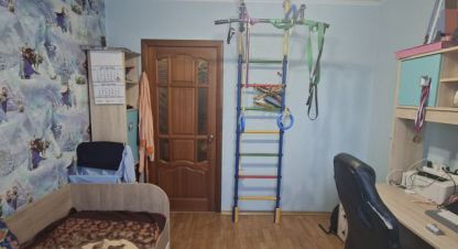 Купить квартиру 3-х комнатную, 63.5 кв. м. Фотография №1 Продам квартиру 3-х комнатную с общей площадью 63.5м2, 6/9 эт., на улице 3 микро, Заозерный район, г. Курган, Курганская обл., Россия, агентство Домовой45. Фотография №1