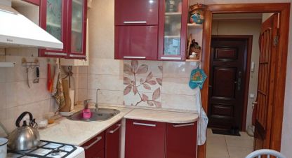 Купить квартиру 3-х комнатную, 53.5 кв. м. Фотография №1 Продам квартиру 3-х комнатную с общей площадью 53.5м2, 3/5 эт., на улице Перова, Рябково район, г. Курган, Курганская обл., Россия, агентство Домовой45. Фотография №1