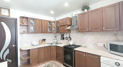 Продам квартиру 3-х комнатную с общей площадью 70м2, 3/4 эт., на улице Казанская,  район, г. Пестрецы с, Татарстан респ., Россия, агентство Мультилистинг.РФ. Фотография №1