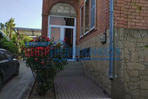 Продам дом 8-ти комнатный с общей площадью 344.9м2, на улице Виноградный, г. Темрюк, Краснодарский край, Россия, агентство Центр-Недвижимости