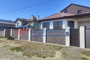 Продам дом 4-х комнатный с общей площадью 158м2, на улице Розы люксембург, г. Темрюк, Краснодарский край, Россия, агентство Центр-Недвижимости