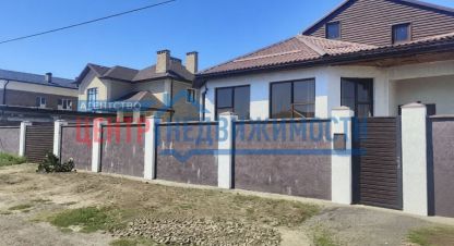 Продам дом 4-х комнатный с общей площадью 158м2, на улице Розы люксембург, г. Темрюк, Краснодарский край, Россия, агентство Центр-Недвижимости. Фотография №1