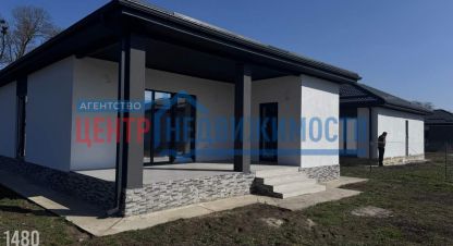 Купить дом 2-х комнатную, 76 кв. м. Фотография №1 Продам дом 2-х комнатный с общей площадью 76м2, на улице Розы люксембург, г. Темрюк, Краснодарский край, Россия, агентство Центр-Недвижимости. Фотография №1