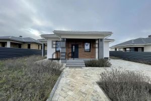 Продам дом 3-х комнатный с общей площадью 132м2, на улице Изумрудная, г. Белоглинка , Крым авт. респ., Россия, агентство Восемь Два