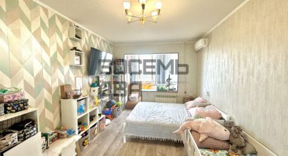Купить квартиру 1 комнатную, 34.9 кв. м. Фотография №1 Продам квартиру 1 комнатную с общей площадью 34.9м2, 9/9 эт., на улице Маршала жукова, г. Симферополь , Крым авт. респ., Россия, агентство Восемь Два. Фотография №1