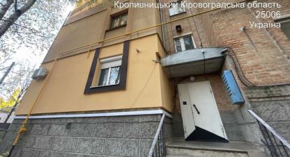 Купить квартиру 3-х комнатную, 105.84 кв. м. Фотография №1 Продам квартиру 3-х комнатную с общей площадью 105.84м2, 4/4 эт., на улице Карпи тараса, г. Кропивницкий, Кировоградская обл., Украина, агентство Aspo.biz. Фотография №1