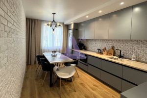 Продам квартиру 3-х комнатную с общей площадью 89м2, 8/17 эт., на улице Энергетиков, Индустриальный район, г. Барнаул, Алтайский край, Россия, агентство АН Династия 24