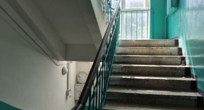 Продам квартиру 2-х комнатную с общей площадью 65м2, 2/5 эт., на улице Краснознаменная ул, Железнодорожный район, г. Курск, Курская обл., Россия, агентство Эпсилон - недвижимость. Фотография №1
