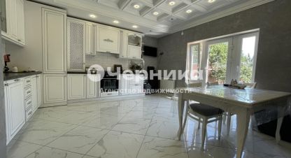 Купить дом 4-х комнатную, 200 кв. м. Фотография №1 Продам дом 4-х комнатный с общей площадью 200м2, на улице Кирова, г. Каменск-Шахтинский, Ростовская обл., Россия, агентство АН Черника. Фотография №1
