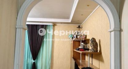 Купить квартиру 3-х комнатную, 71.9 кв. м. Фотография №1 Продам квартиру 3-х комнатную с общей площадью 71.9м2, 1/3 эт., на улице Коперника, г. Новошахтинск, Ростовская обл., Россия, агентство АН Черника. Фотография №1