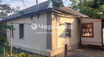 Купить дом 2-х комнатную, 48.7 кв. м. Фотография №1 Продам дом 2-х комнатный с общей площадью 48.7м2, на улице Харьковская, г. Новошахтинск, Ростовская обл., Россия, агентство АН Черника. Фотография №1