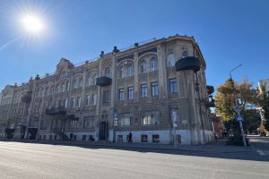 Продам квартиру 3-х комнатную с общей площадью 193м2, 3/3 эт., на улице Вольская, Кировский район, г. Саратов, Саратовская обл., Россия, агентство АН Империя Продам квартиру 3-х комнатную с общей площадью 193м2, 3/3 эт., на улице Вольская, Кировский район, г. Саратов, Саратовская обл., Россия, агентство АН Империя