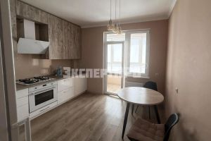 Продам квартиру 1 комнатную с общей площадью 36.2м2, 8/9 эт., на улице Крымской весны, г. Мирное , Крым авт. респ., Россия, агентство Эксперт Про 