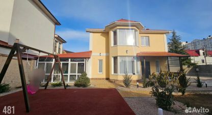 Купить дом 4-х комнатную, 117 кв. м. Фотография №1 Продам дом 4-х комнатный с общей площадью 117м2, на улице Маяковского, г. Феодосия , Крым авт. респ., Россия, агентство АН Метр Крым Сочи. Фотография №1