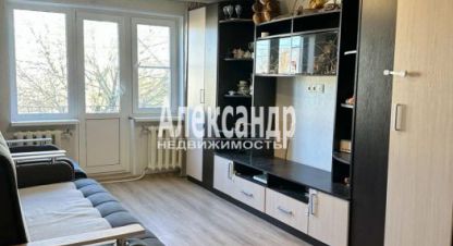 Продам квартиру 3-х комнатную с общей площадью 58.6м2, 5/5 эт., на улице Есенина, Кировский район, г. Ской посёлок назия, Ленинградская обл., Россия, агентство Александр-Недвижимость. Фотография №1