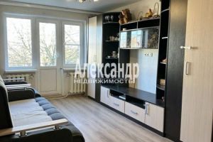 Продам квартиру 3-х комнатную с общей площадью 58.6м2, 5/5 эт., на улице Есенина, Кировский район, г. Ской посёлок назия, Ленинградская обл., Россия, агентство Александр-Недвижимость