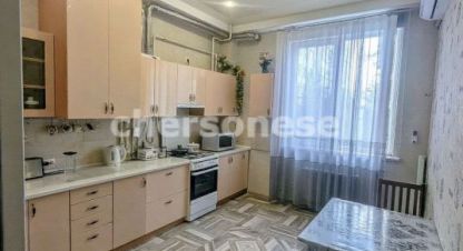 Снять квартиру 2-х комнатную, 44 кв. м. Фотография №1 Сдам квартиру 2-х комнатную с общей площадью 44м2, 1/5 эт., на улице Челнокова, Гагаринский район, г. Севастополь, Крым авт. респ., Россия, агентство Херсонес Недвижимость. Фотография №1