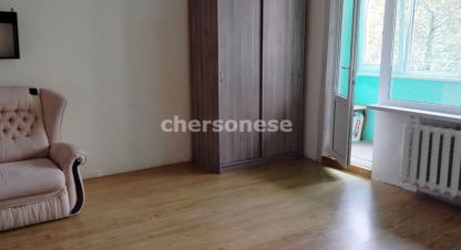Продам квартиру 2-х комнатную с общей площадью 55.5м2, 5/9 эт., на улице Генерала хрюкина, Ленинский район, г. Севастополь, Крым авт. респ., Россия, агентство Херсонес Недвижимость. Фотография №1