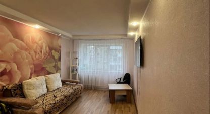 Продам квартиру 2-х комнатную с общей площадью 46м2, 5/5 эт., на улице Чайковского, Левый берег район, г. Усть-Илимск, Иркутская обл., Россия, агентство Агентство Недвижимости ЖФ-Илим. Фотография №1