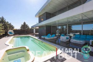 Продам дом 4-х комнатный с общей площадью 460м2, на улице Джордано бруно, г. Верхнетемерницкий пос, Ростовская обл., Россия, агентство Реал недвижимость