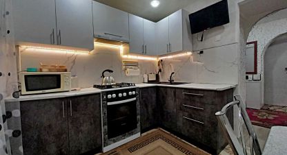 Купить квартиру 3-х комнатную, 59.5 кв. м. Фотография №1 Продам квартиру 3-х комнатную с общей площадью 59.5м2, 1/5 эт., на улице Октябрьская ул, Не заполнено район, г. Средняя ахтуба рп, Волгоградская обл., Россия, агентство Живем Дома. Фотография №1