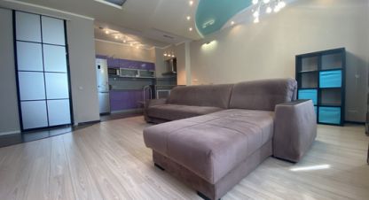 Продам квартиру 2-х комнатную с общей площадью 59.6м2, 9/16 эт., на улице Омская ул, г. Нижневартовск, Ханты-Мансийский авт. окр., Россия, агентство Интернет-партнер. Фотография №1