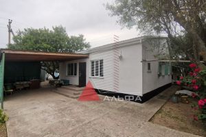 Продам дом 4-х комнатный с общей площадью 76м2, на улице Первомайская, г. Молочное, Крым авт. респ., Россия, агентство Альфа Недвижимость
