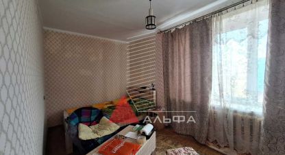 Продам квартиру 3-х комнатную с общей площадью 50м2, 3/5 эт., на улице Имени 60-летия октября, г. Евпатория, Крым авт. респ., Россия, агентство Альфа Недвижимость. Фотография №1