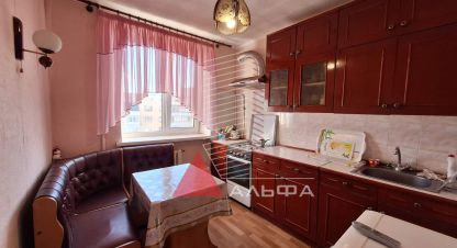 Продам квартиру 1 комнатную с общей площадью 40м2, 9/9 эт., на улице Демышева, г. Евпатория, Крым авт. респ., Россия, агентство Альфа Недвижимость. Фотография №1