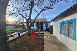 Продам дом 4-х комнатный с общей площадью 75м2, на улице Гагарина, г. Молочное, Крым авт. респ., Россия, агентство Альфа Недвижимость
