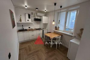 Продам квартиру 2-х комнатную с общей площадью 50м2, 5/5 эт., на улице Победы, г. Евпатория, Крым авт. респ., Россия, агентство Альфа Недвижимость