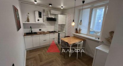 Продам квартиру 2-х комнатную с общей площадью 50м2, 5/5 эт., на улице Победы, г. Евпатория, Крым авт. респ., Россия, агентство Альфа Недвижимость. Фотография №1