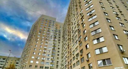 Продам квартиру 2-х комнатную с общей площадью 46м2, 17/21 эт., на улице Имени с ф  тархова, Ленинский район, г. Саратов, Саратовская обл., Россия, агентство АН Империя. Фотография №1