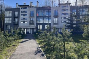 Продам квартиру 1 комнатную с общей площадью 37.2м2, 3/3 эт., на улице Средний пр-кт, г. Мистолово, Ленинградская обл., Россия, агентство Bridge Estate 