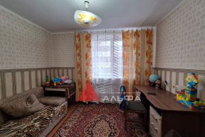 Продам квартиру 4-х комнатную с общей площадью 76.6м2, 8/9 эт., на улице Победы, г. Евпатория, Крым авт. респ., Россия, агентство Альфа Недвижимость