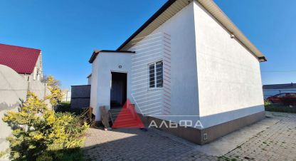 Продам дом 1 комнатный с общей площадью 50м2, на улице Туристическая, г. Молочное, Крым авт. респ., Россия, агентство Альфа Недвижимость. Фотография №1