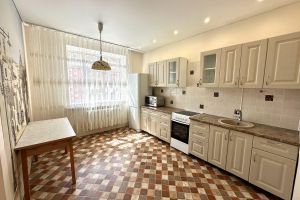 Продам квартиру 1 комнатную с общей площадью 48м2, 8/14 эт., на улице Поляничко, г. Оренбург, Оренбургская обл., Россия, агентство Бюро недвижимости Быстровой