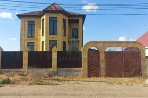 Продам коттедж/дачу 8-ти комнатную с общей площадью 301м2, на улице Дружбы, г. Пок трусово, Астраханская обл., Россия, агентство АН Доверие