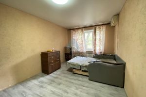 Продам квартиру 1 комнатную с общей площадью 30м2, 1/5 эт., на улице Тренева, г. Астрахань, Астраханская обл., Россия, агентство АН Доверие